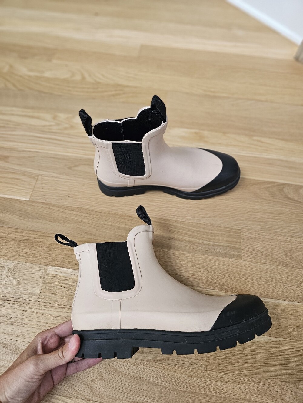 EVERLANE Chelsea Rain Boots